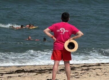 Nadadores-salvadores salvam família em apuros no mar da póvoa de varzim