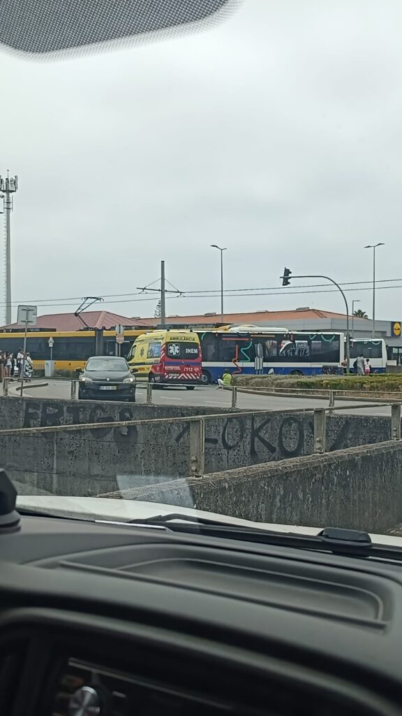 Metro colide com autocarro em vila do conde 7 Metro colide com autocarro em vila do conde