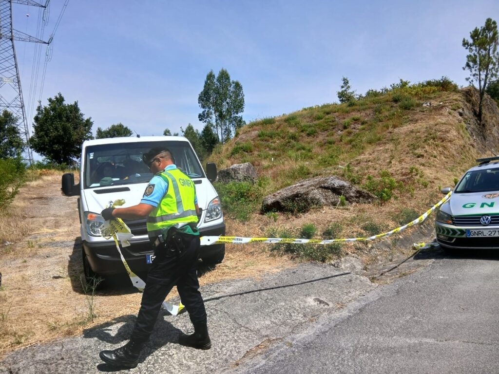 Caixão encontrado junto a estrada em braga 7 Caixão encontrado junto a estrada em braga