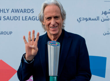 Benfica e jorge jesus chegam a acordo na ação por incumprimento salarial