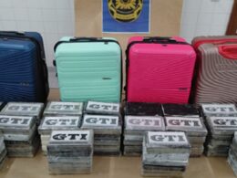 Traziam malas carregadas de cocaína do brasil mas foram apanhados no aeroporto do porto