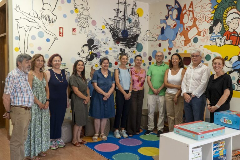 Nesta escola primária de viana nasceu um mural de 16 metros com desenhos animados