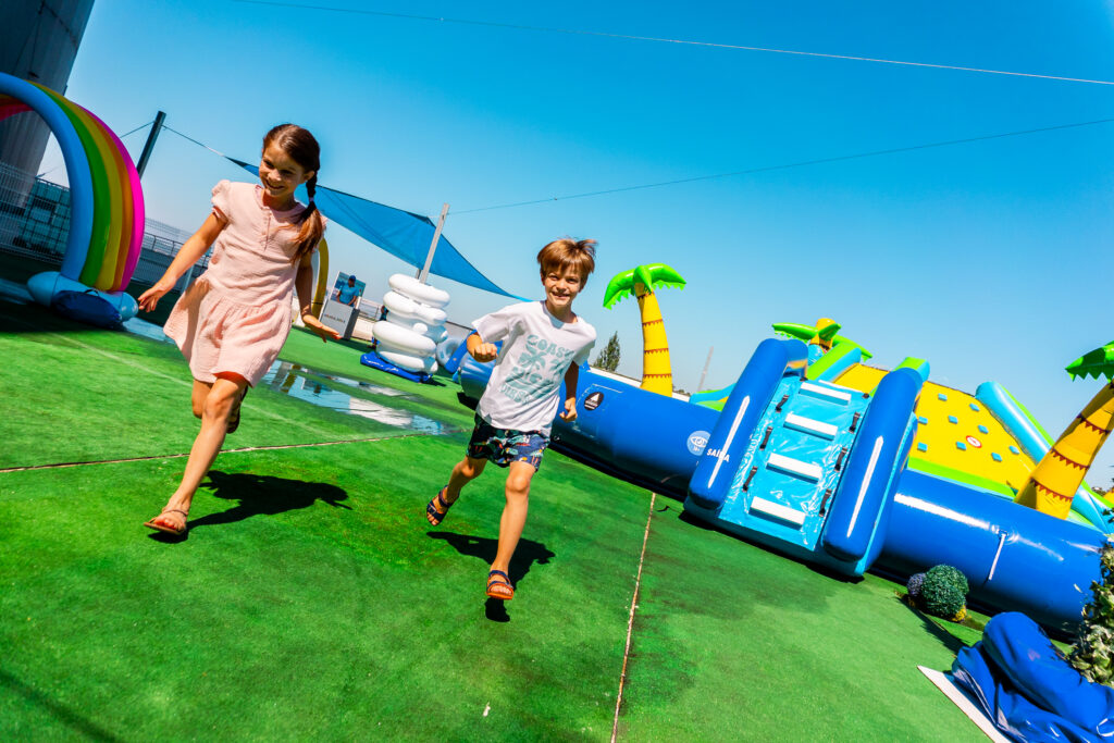 Abriu um parque aquático na varanda de um 'shopping' em braga