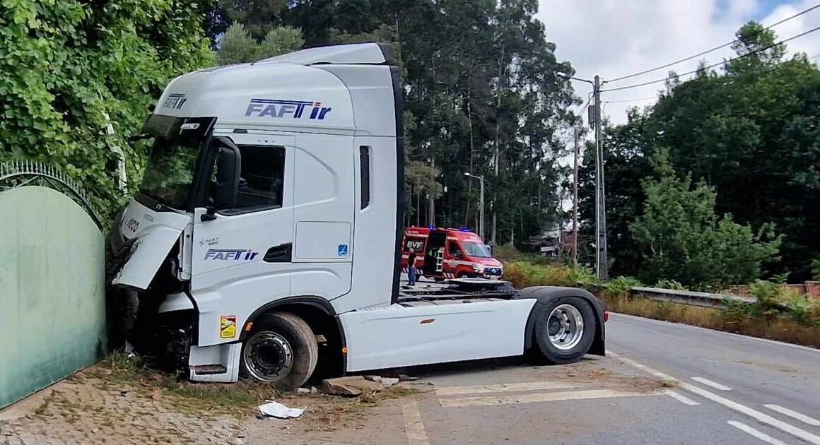 Fafe: camião despista-se, bate em carrinha e acaba enfaixado num muro