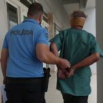 Agride polícias que o abordaram por estar a dormir no capô de um carro em braga