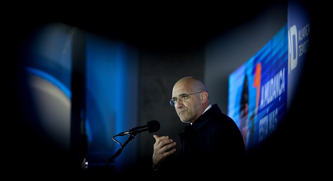 Passos coelho e sérgio sousa pinto coordenam estudo sobre reforma do sistema político
