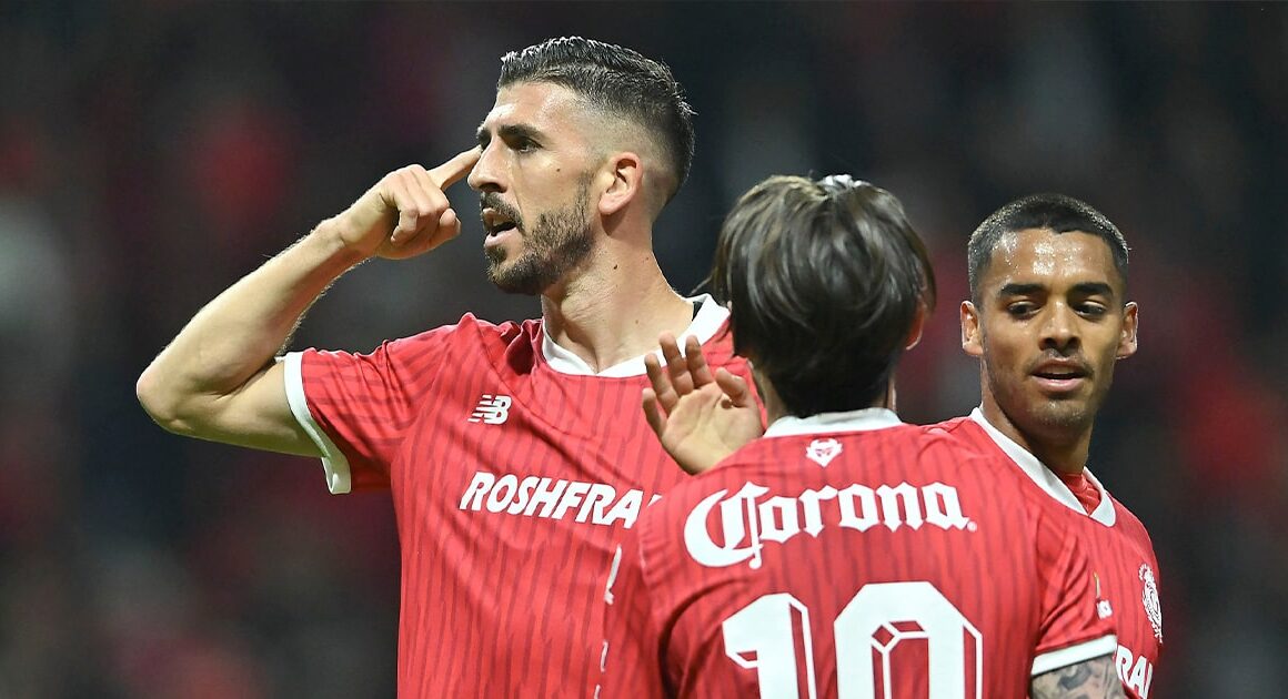 Paulinho eleito o melhor jogador do campeonato mexicano