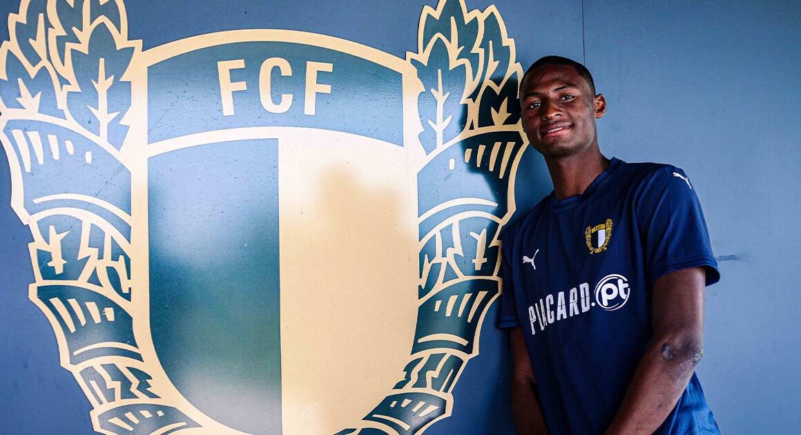 Goleador de 19 anos reforça famalicão