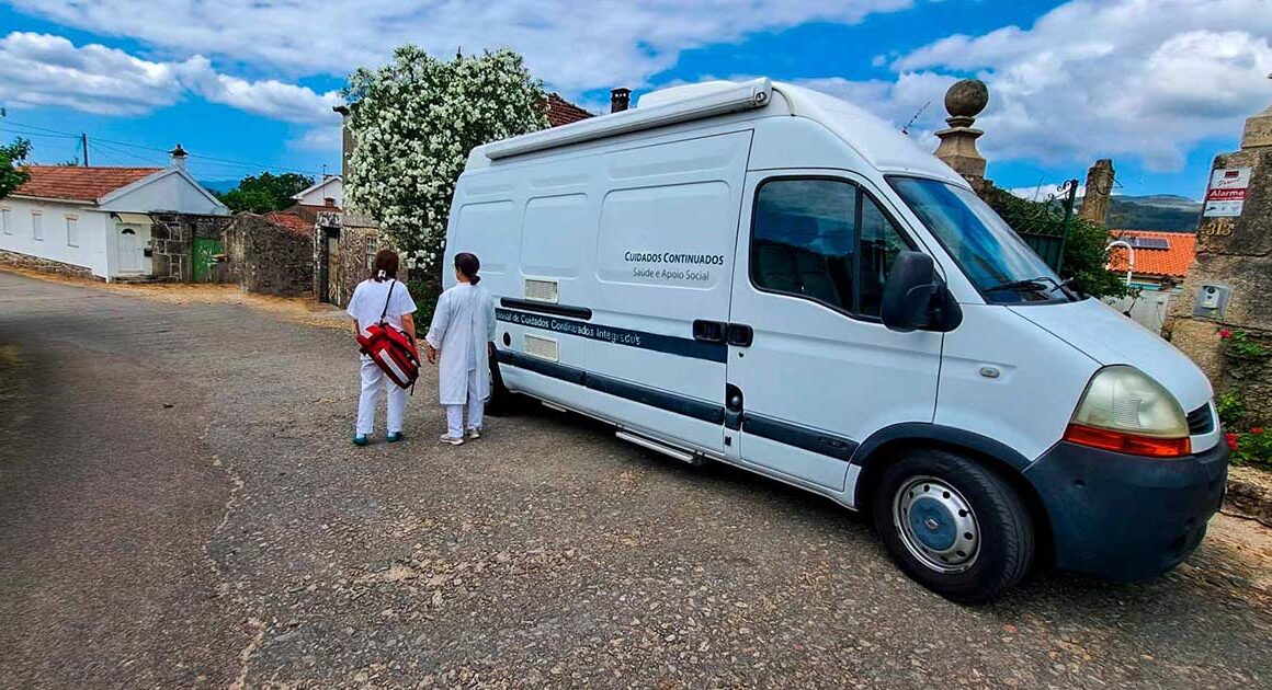 Esta carrinha está de volta a valença para cuidar da saúde dos idosos isolados