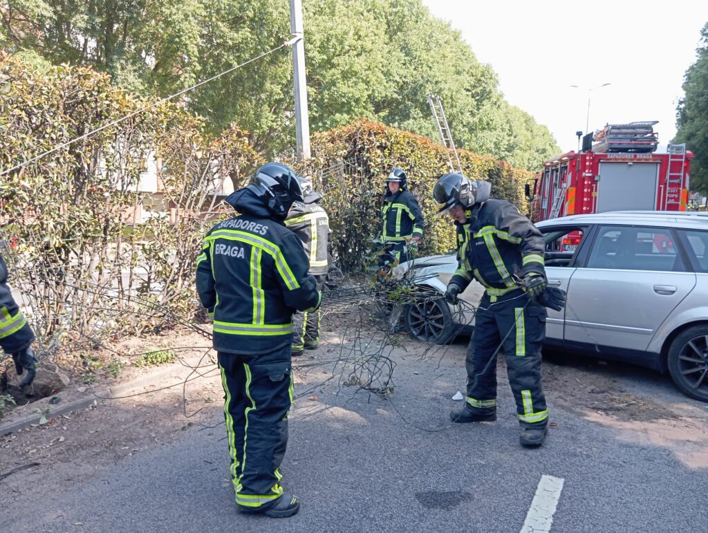 Jovem ferido após choque com camião na variante de braga 7 Jovem ferido após choque com camião na variante de braga