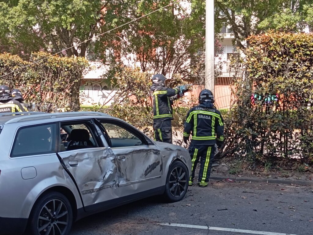 Jovem ferido após choque com camião na variante de braga 9 Jovem ferido após choque com camião na variante de braga