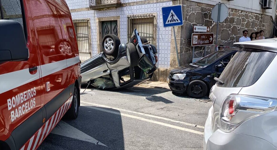 Três feridos após capotamento em barcelos