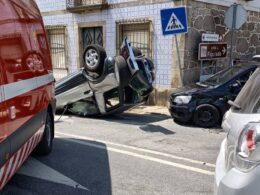 Três feridos após capotamento em barcelos