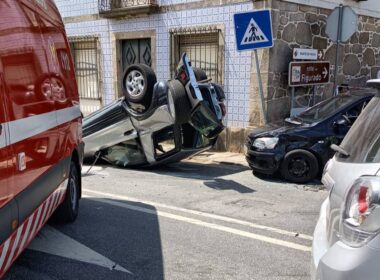 Três feridos após capotamento em barcelos