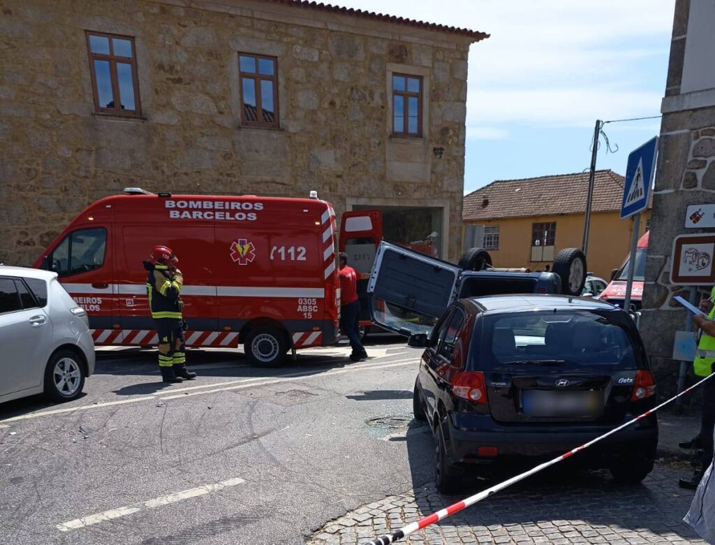 Três feridos após capotamento em barcelos 6 Três feridos após capotamento em barcelos