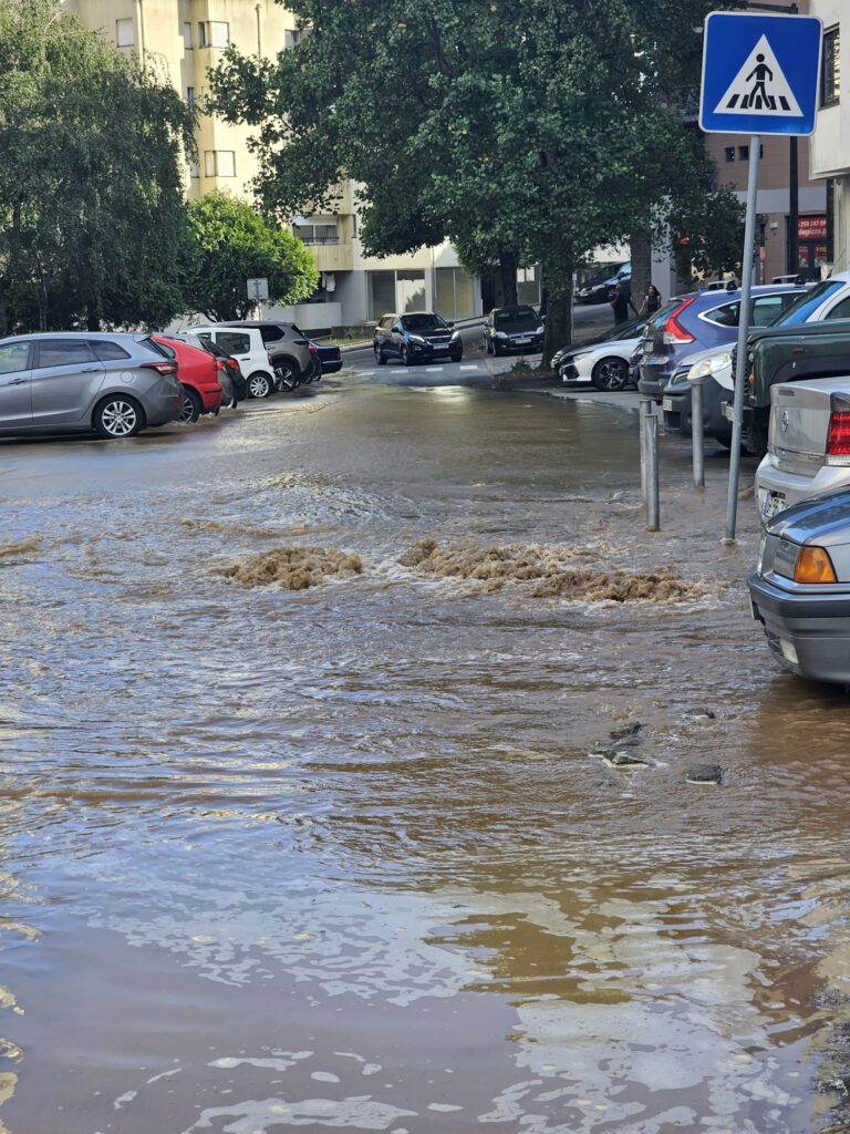 Conduta de água 'estoura' e causa o pânico em viana 15 Conduta de água 'estoura' e causa o pânico em viana