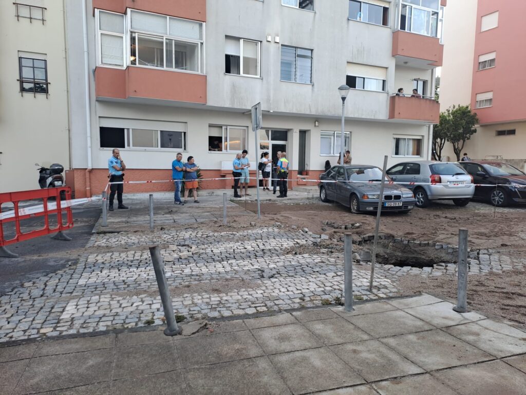 Conduta de água 'estoura' e causa o pânico em viana 7 Conduta de água 'estoura' e causa o pânico em viana