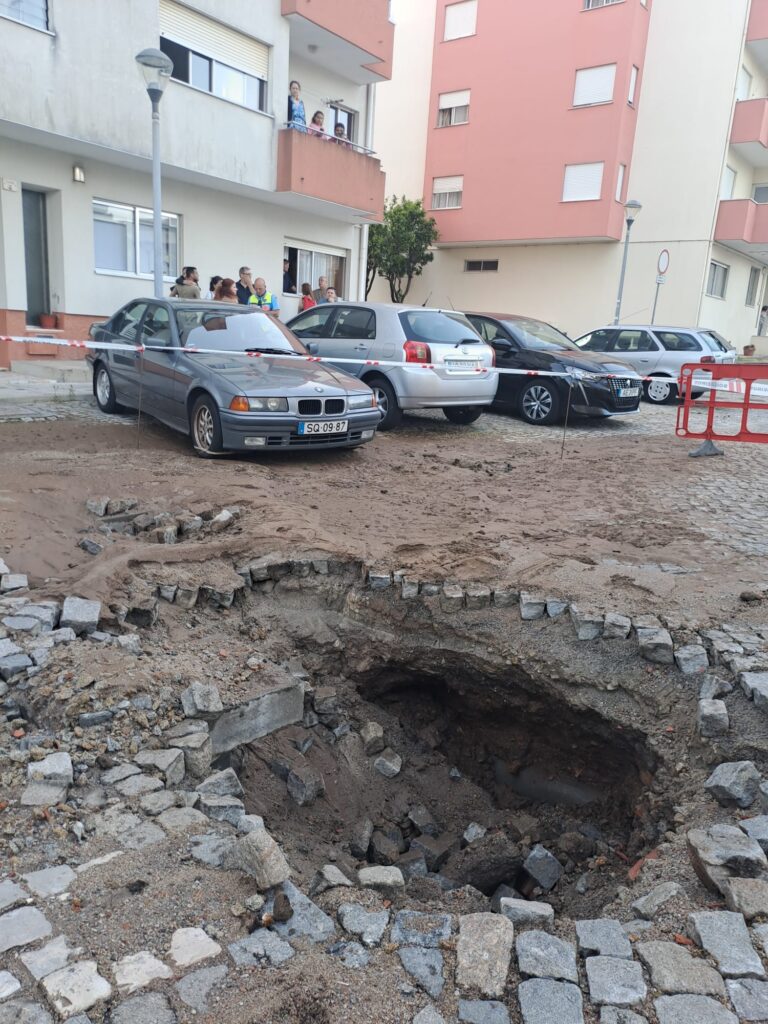 Conduta de água 'estoura' e causa o pânico em viana 6 Conduta de água 'estoura' e causa o pânico em viana