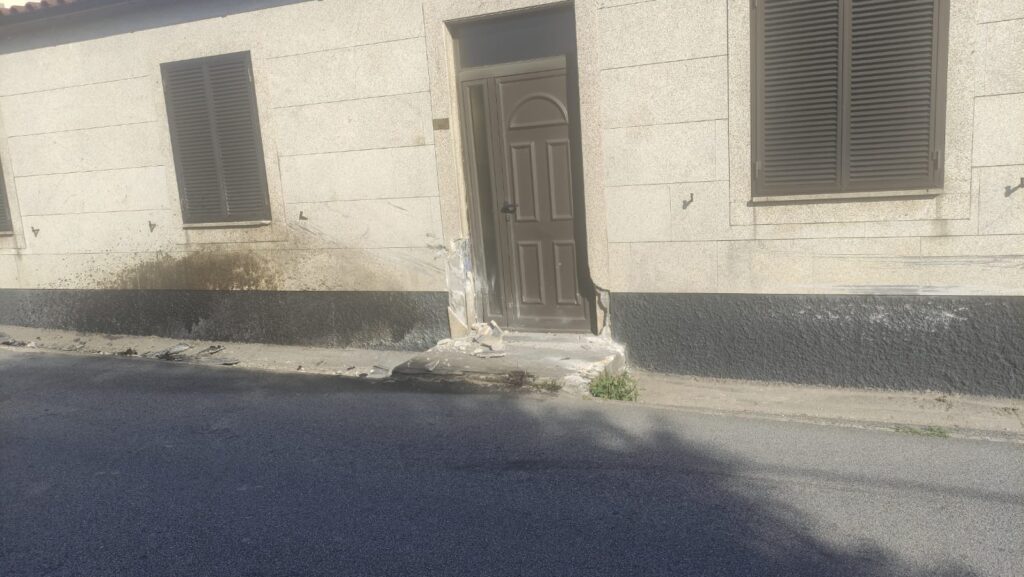 Despista-se, embate na porta de uma casa e acaba capotado na estrada barcelos-ponte de lima 10 Despista-se, embate na porta de uma casa e acaba capotado na estrada barcelos-ponte de lima