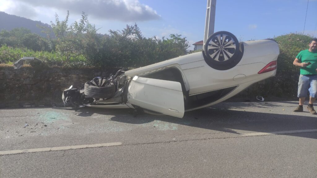 Despista-se, embate na porta de uma casa e acaba capotado na estrada barcelos-ponte de lima 9 Despista-se, embate na porta de uma casa e acaba capotado na estrada barcelos-ponte de lima