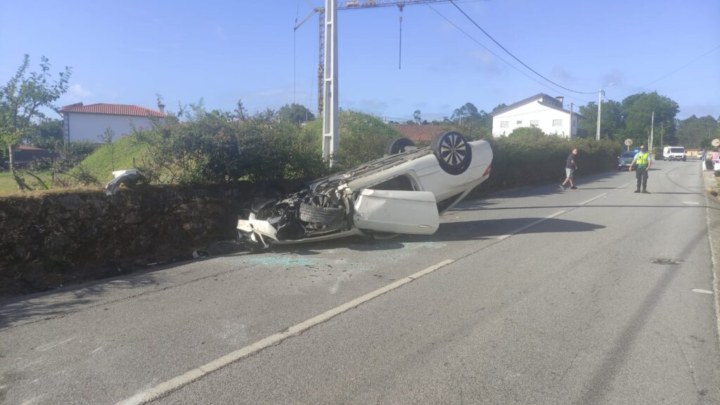 Despista-se, embate na porta de uma casa e acaba capotado na estrada barcelos-ponte de lima 8 Despista-se, embate na porta de uma casa e acaba capotado na estrada barcelos-ponte de lima