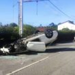 Despista-se, embate na porta de uma casa e acaba capotado na estrada barcelos-ponte de lima