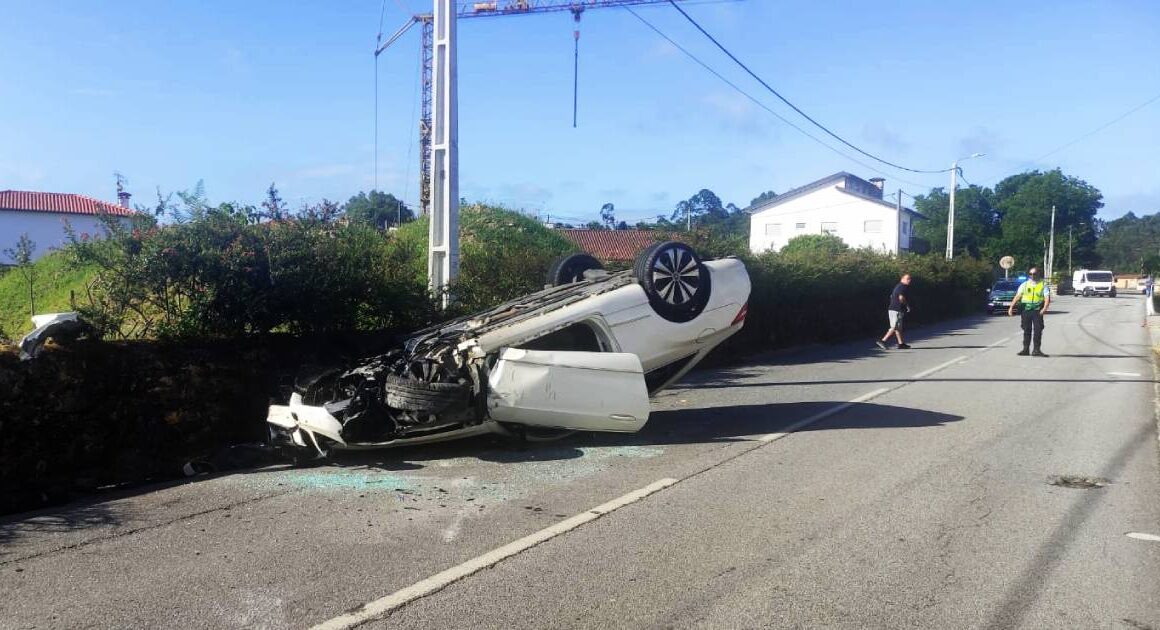 Despista-se, embate na porta de uma casa e acaba capotado na estrada barcelos-ponte de lima