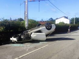 Despista-se, embate na porta de uma casa e acaba capotado na estrada barcelos-ponte de lima