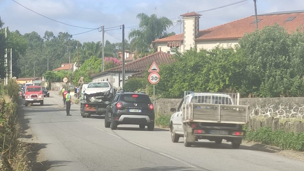 Despista-se, embate na porta de uma casa e acaba capotado na estrada barcelos-ponte de lima 7 Despista-se, embate na porta de uma casa e acaba capotado na estrada barcelos-ponte de lima