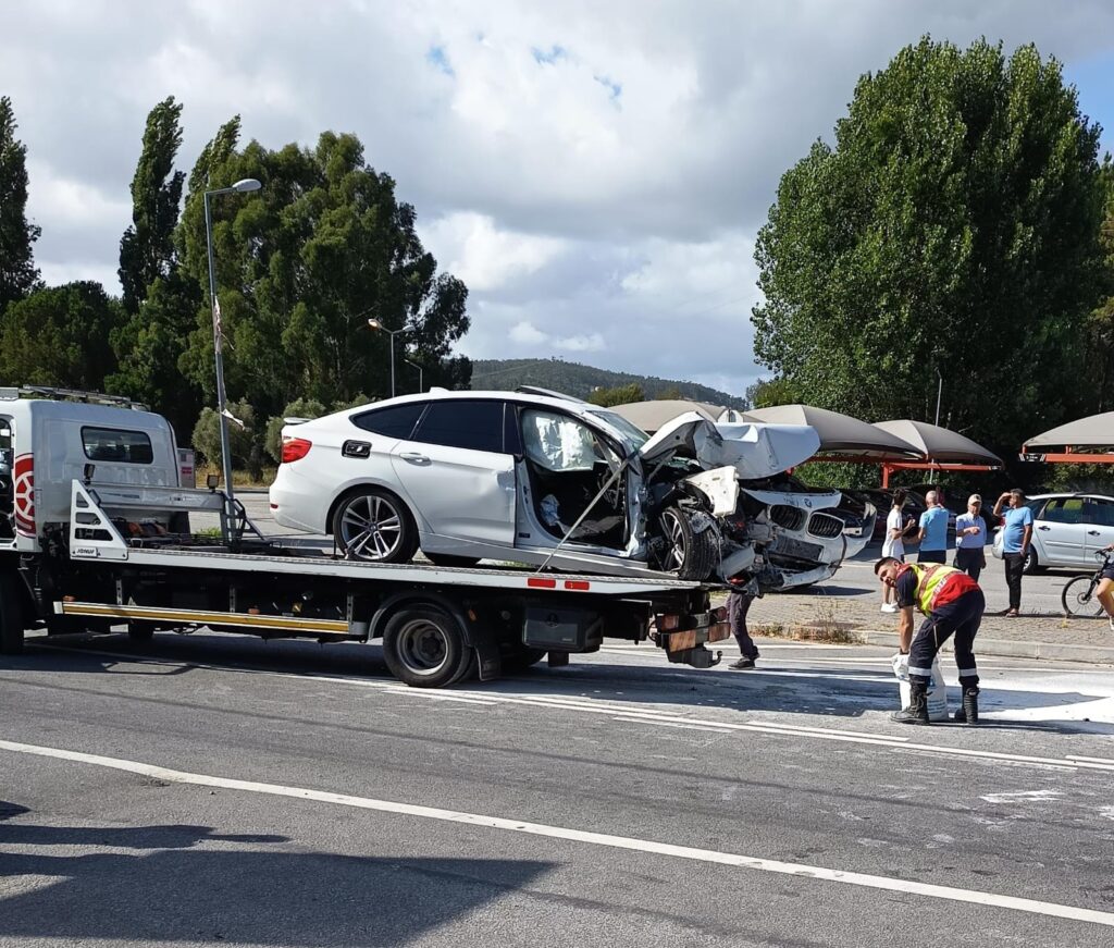 Família encarcerada após despiste em viana