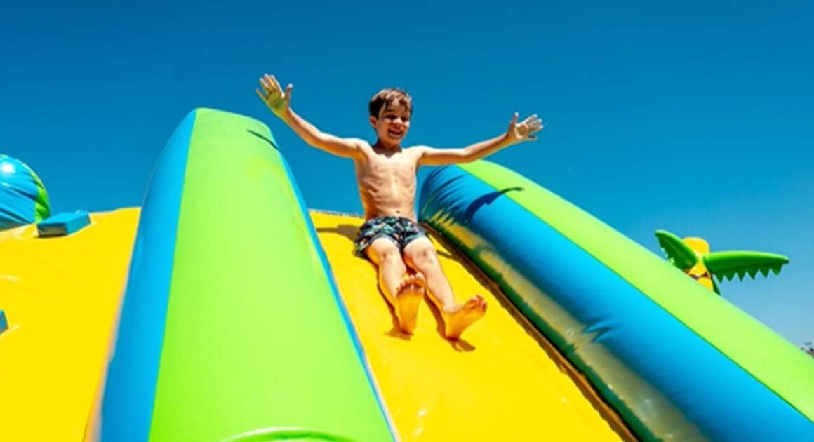 Abriu um parque aquático na varanda de um 'shopping' em braga