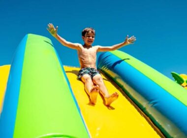 Abriu um parque aquático na varanda de um 'shopping' em braga