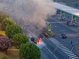 Carro destruído pelas chamas em braga