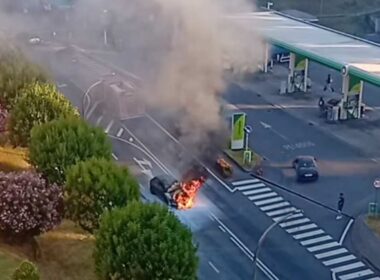 Carro destruído pelas chamas em braga