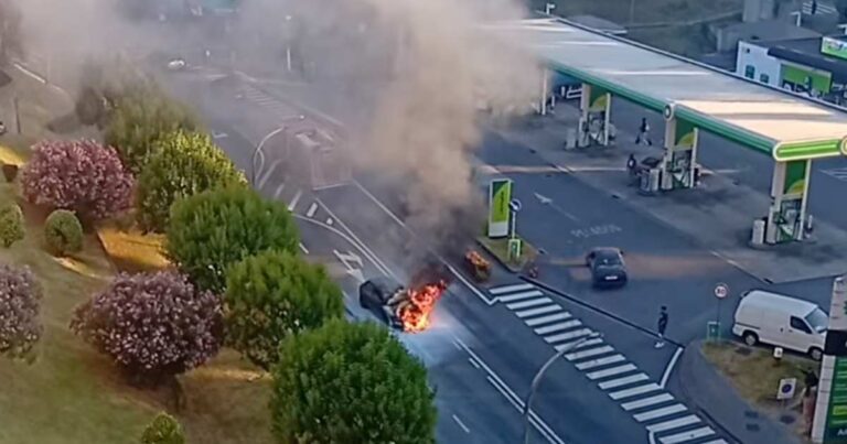 Carro destruído pelas chamas em braga