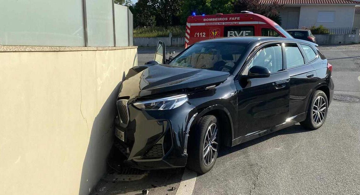 Dois feridos após despiste contra muro em fafe