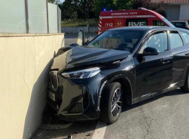 Dois feridos após despiste contra muro em fafe