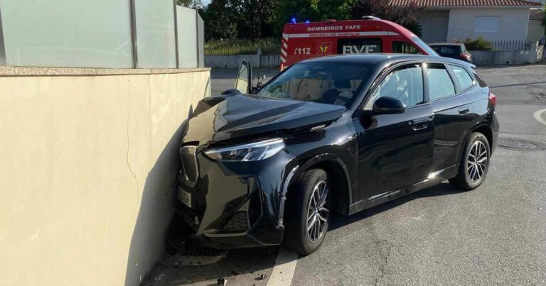 Dois feridos após despiste contra muro em fafe