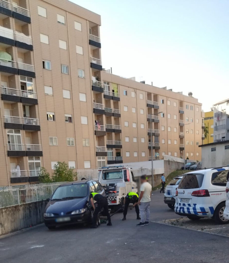 Polícia remove carros abandonados em braga 8 Polícia remove carros abandonados em braga