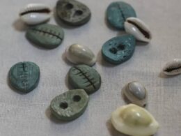 As conchinhas que serviram para comprar escravos podem ser tocadas no museu do dinheiro