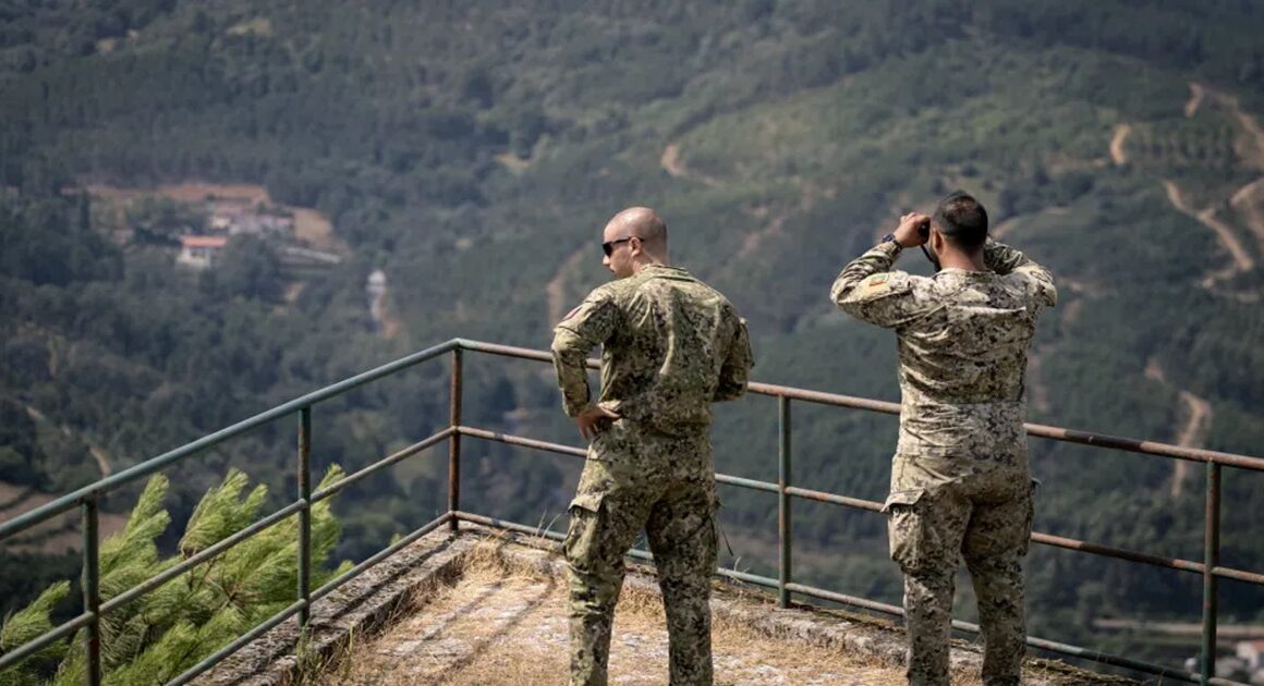 Militares do exército são vigilantes e protetores da floresta no verão