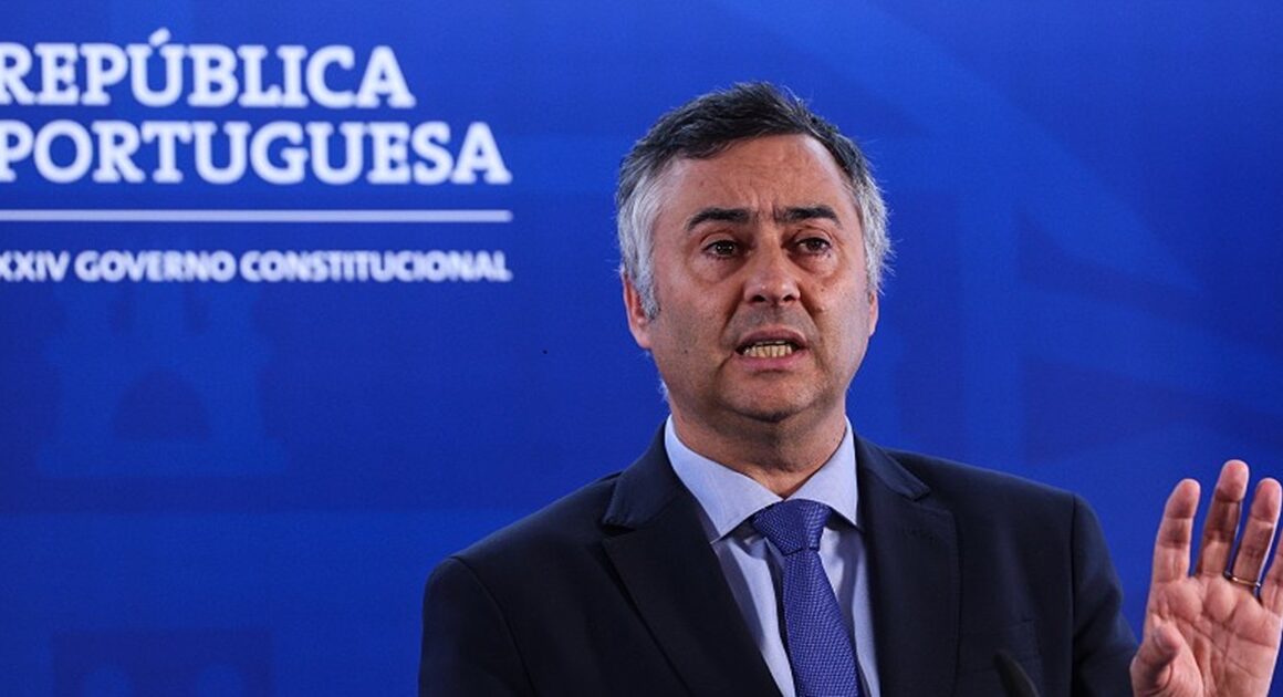 Ministro garante que educação sexual não vai desaparecer dos currículos
