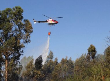 Meio aéreo combate incêndio no parque nacional da peneda-gerês