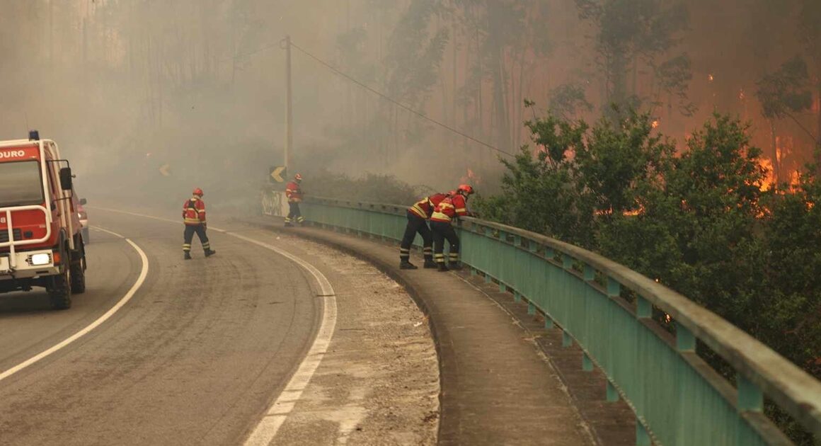 Fogo avança para aldeia no parque nacional da peneda-gerês e já está a chegar a terras de bouro