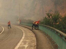 Fogo avança para aldeia no parque nacional da peneda-gerês e já está a chegar a terras de bouro