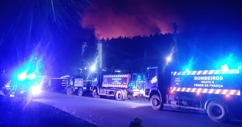 Incêndio em ponte de lima tem frente de 6 quilómetros e está a ameaçar casas 7 Incêndio em ponte de lima tem frente de 6 quilómetros e está a ameaçar casas