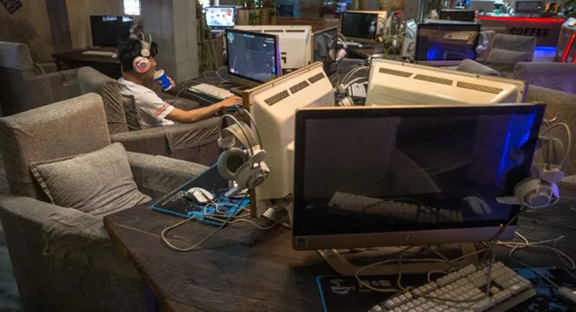 Seis em cada 10 jovens passam em média 4 ou mais horas por dia na internet