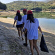 Jovens de vieira do minho recolhem lixo na praia do ermal