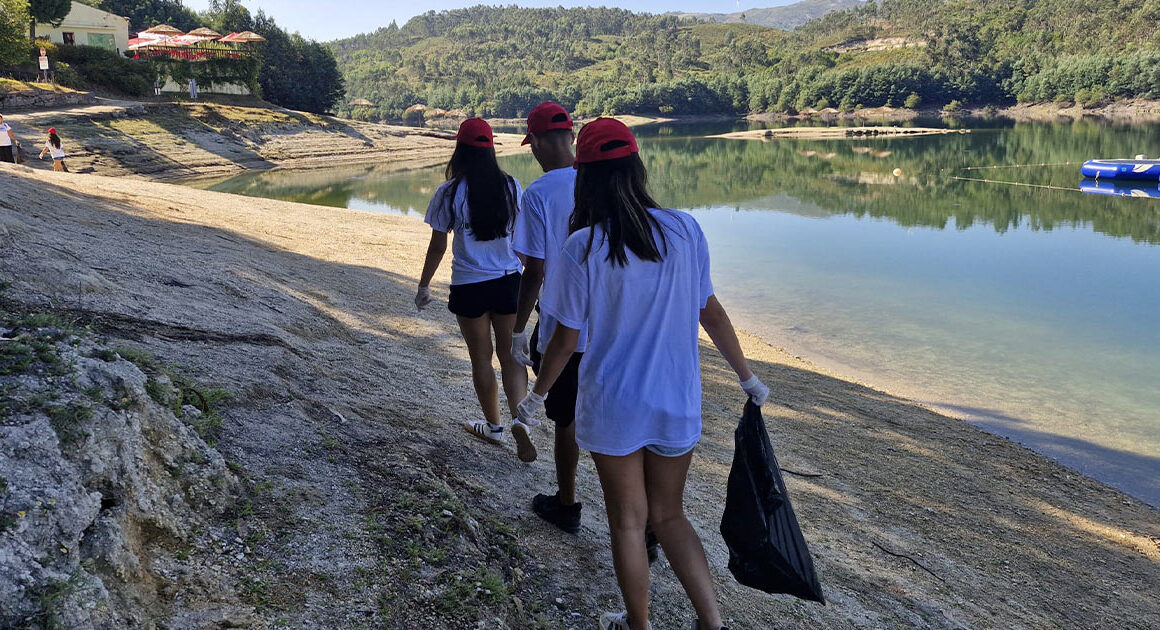 Jovens de vieira do minho recolhem lixo na praia do ermal