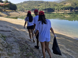Jovens de vieira do minho recolhem lixo na praia do ermal